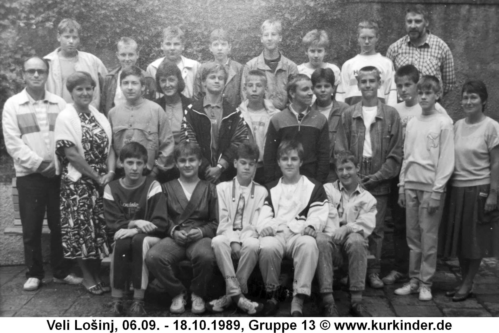 Wer gehört wohl zu diesem Gruppenbild?